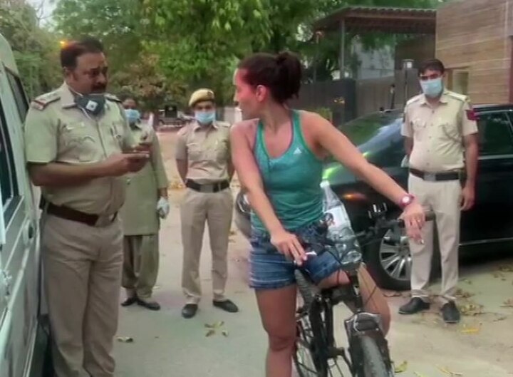 A woman from Uruguay was stopped by Police for cycling without wearing a pair of gloves or mask દિલ્હીમાં કોરોનાના કહેર વચ્ચે સાઇકલ લઇને નીકળી વિદેશી યુવતી, પોલીસે અટકાવી ને પછી.....