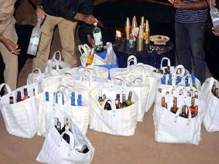 Gujarat Bootleggers active in Lockdown, caught during liquor transfer ગુજરાતમાં લોકડાઉન દરમિયાન દારૂની હેરાફેરી માટે બુટલેગરો અજમાવી રહ્યા છે આ ટ્રીક, જાણીને નવાઇ લાગશે