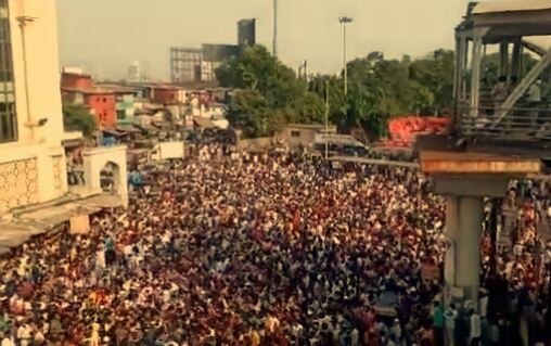 Massive protest by migrants in bandra Mumbai  મુંબઈમાં બાંદ્રા રેલ્વે સ્ટેશને વતન જવા માગતા હજારો કામદારોની ભીડ, પોલીસનો લાઠીચાર્જ, સોશિયલ ડિસ્ટન્સિંગના ઉડ્યા ધજાગરા