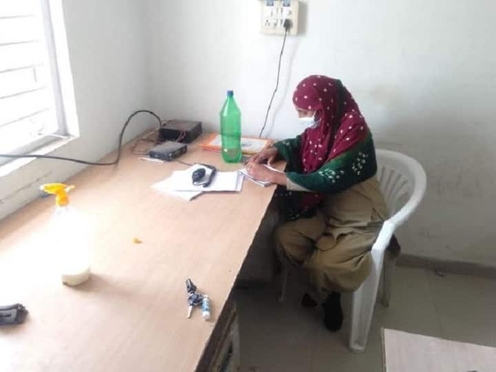 આ કોરોના વોરીયર પોલીસ યુવતી પેટમાં 7 મહિનાના ગર્ભ સાથે રોજ આવે છે ફરજ પર, જાણો વિગત woman constable pregnant on corona duty in somnath આ કોરોના વોરીયર પોલીસ યુવતી પેટમાં 7 મહિનાના ગર્ભ સાથે રોજ આવે છે ફરજ પર, જાણો વિગત