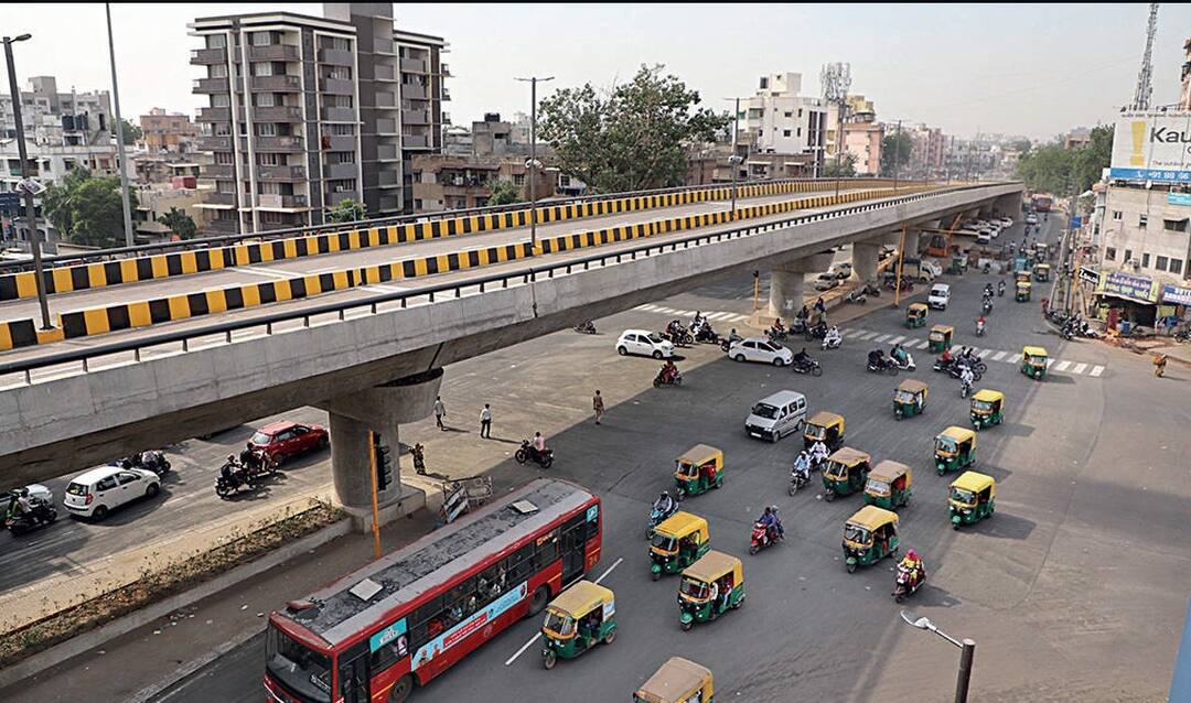 બોપલ ઘુમામાં ઠેર ઠેર ઉભી રહેતી શાકભાજીની લારીઓથી કોરાનાનો ખતરો વધતાં ક્યાં 22 સ્થળે જ લારીઓ ઉભા રાખવાની છૂટ? 46 lorries in 22 areas arrange by bopal ghuma municipality બોપલ ઘુમામાં ઠેર ઠેર ઉભી રહેતી શાકભાજીની લારીઓથી કોરાનાનો ખતરો વધતાં ક્યાં 22 સ્થળે જ લારીઓ ઉભા રાખવાની છૂટ?