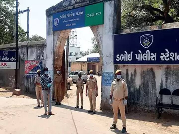 વડોદરામાં ચોરી કરનાર ચોરને પકડવો પોલીસવાળાને ભારે પડ્યો? જાણો કારણ છે ચોંકવનારું Theft doing man arrested by police in Dabhoi વડોદરામાં ચોરી કરનાર ચોરને પકડવો પોલીસવાળાને ભારે પડ્યો? જાણો કારણ છે ચોંકવનારું