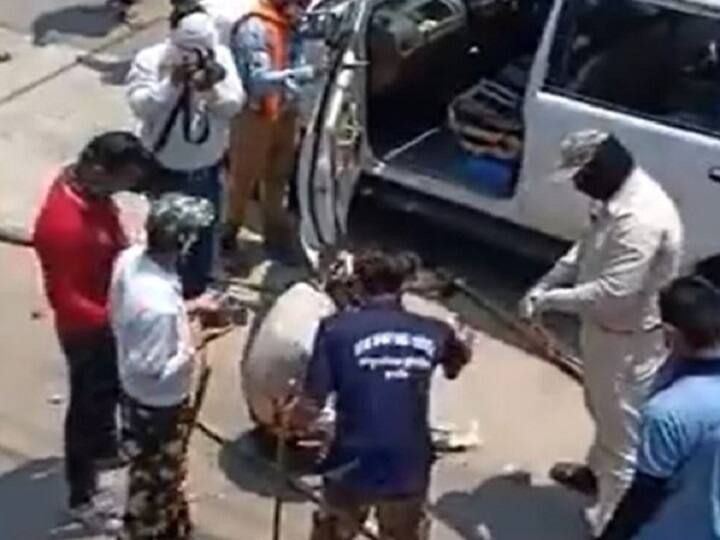 કોરોનાના ડરે ચલણી નોટોની કિંમત પણ ઘટાડી દીધીઃ યુવકે રસ્તા પર ફેંકી દીધી હજારોની નોટો પણ કોઈ ઉઠાવવા તૈયાર ના થયું Coronavirus Impact: People Are Scared To Touch Suspiciously Thrown Currency Notes On The Road In Indore કોરોનાના ડરે ચલણી નોટોની કિંમત પણ ઘટાડી દીધીઃ યુવકે રસ્તા પર ફેંકી દીધી હજારોની નોટો પણ કોઈ ઉઠાવવા તૈયાર ના થયું