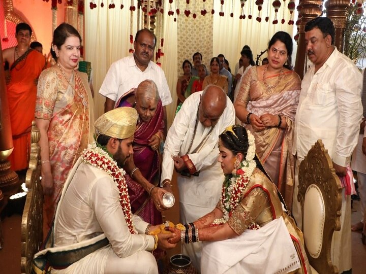Karnataka: former CM Kumaraswamy's Son Gets Married Amid Lockdown Ignoring Social Distancing લોકડાઉનની વચ્ચે કર્નાટકના પૂર્વ CM કુમારસ્વામીના પુત્રના યોજાયા લગ્ન, નિયમોના ઉડ્યા ધજાગરા