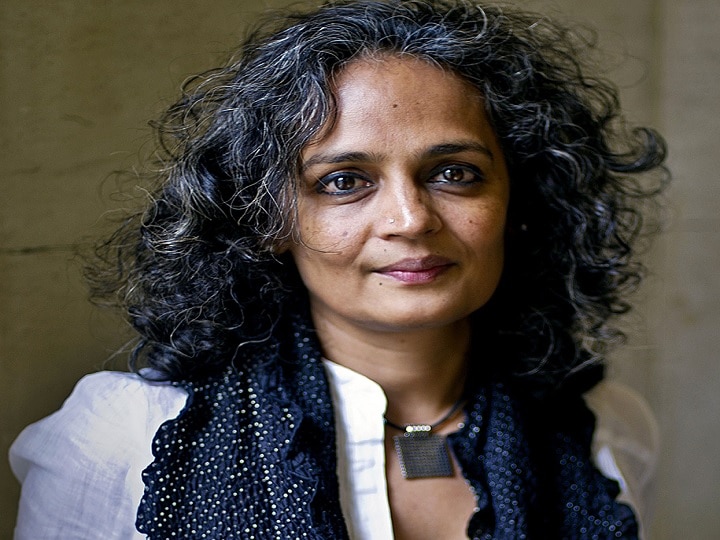 Coronavirus Arundhati Roy said govt using covid crisis as a strategy of hindu muslim કોરોના સંકટમાં સરકાર હિન્દુ-મુસ્લિમો વચ્ચે તણાવ વધારી રહી છેઃ અરૂંધતિ રોય