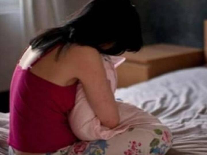 woman teacher file rape complaint against man in Rajkot રાજકોટઃ બે સંતાનોના પિતા બિઝનેસમેને શિક્ષિકાને શાની લાલચ આપીને બાંધ્યા શારીરિક સંબંધ ? પછી શું કર્યું કે શિક્ષિકા પહોંચી પોલીસ સ્ટેશન ?