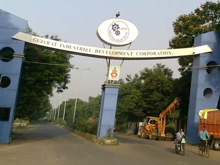 લોકડાઉન વચ્ચે અમદાવાદ જિલ્લામાં કયા-કયા ઉદ્યોગોને અપાઈ છૂટ? જાણો Corona Lockdown: What industries are allowed in Ahmedabad district amid lockdown? લોકડાઉન વચ્ચે અમદાવાદ જિલ્લામાં કયા-કયા ઉદ્યોગોને અપાઈ છૂટ? જાણો