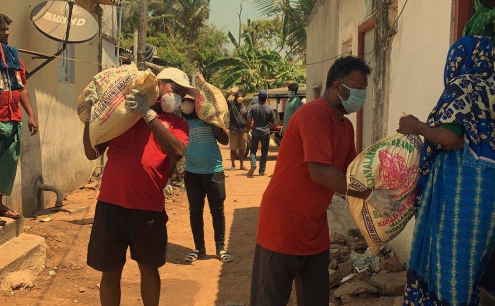 Lockdown: ગરીબોની મદદ માટે આગળ આવ્યો આ એક્ટર, કહ્યું - લોન લઈને પણ કરીશ મદદ Bollywood actor Prakash Raj helps poor people during lockdown Lockdown: ગરીબોની મદદ માટે આગળ આવ્યો આ એક્ટર, કહ્યું - લોન લઈને પણ કરીશ મદદ
