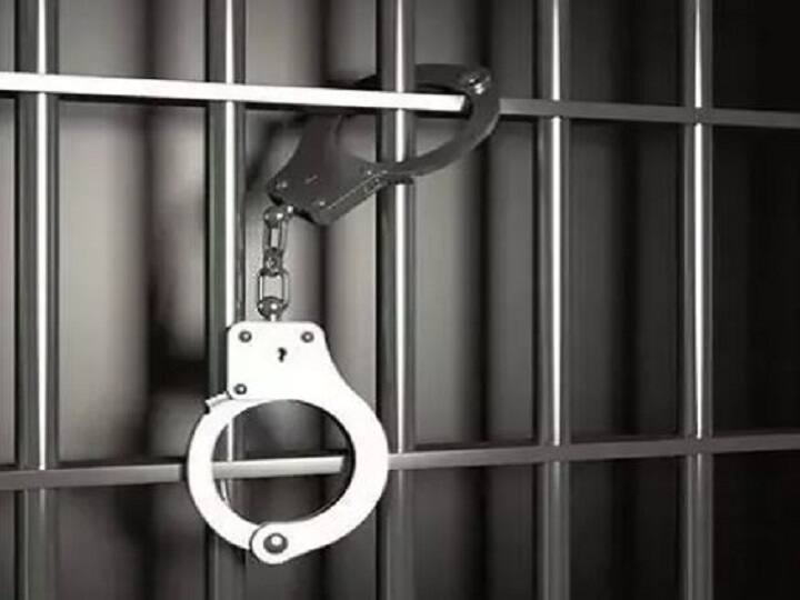 સુરતઃ લોકડાઉનમાં ફરતા રોકતા યુવકે CISF જવાનને ભર્યું બચકું, યુવક નીકળ્યો HIV પોઝિટીવ Gujarat: HIV-positive man bites CISF jawan in Surat સુરતઃ લોકડાઉનમાં ફરતા રોકતા યુવકે CISF જવાનને ભર્યું બચકું, યુવક નીકળ્યો HIV પોઝિટીવ