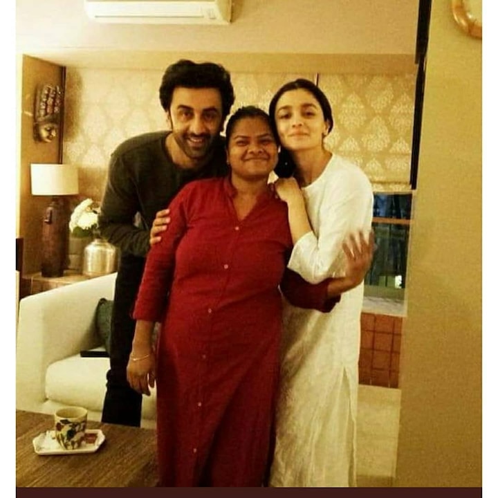 તસવીરમાં રણબીર અને આલિયા ઘરમાં મેડ સાથે પોઝ આપતા નજર આવી રહ્યાં છે.
