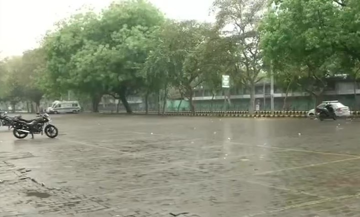 Delhi: Rain lashes parts of the city prediction for the upcoming days કોરોનાના કહેર વચ્ચે દિલ્હીમાં વરસાદ, આગામી ત્રણ થી ચાર દિવસ આ રાજ્યોમાં પડી શકે છે વરસાદ