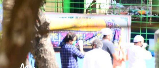 Irrfan Khan gets supurd e khak ઈરફાન ખાન થયો સુપુર્દ-એ-ખાક, હોસ્પિટલમાંથી પાર્થિવ દેહ સીધો જ લઈ જવાયો કબ્રસ્તાન