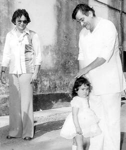 કરિશ્મા કપૂરે કાકા ઋષિ કપૂર અને દાદા રાજ કપૂર સાથે બાળપણની તસવીર કરી શેર, ઋષિ કપૂરના નિધનને લઈ કહી આ મોટી વાત