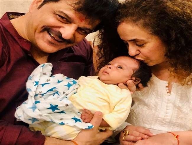 actor ishaan khatter fathers rajesh khattar shares baby son photo ઈશાન ખટ્ટરના પિતા 53 વર્ષની વયે બન્યા પિતા, જાણો કેટલાં વર્ષ નાની છે પત્નિ?