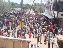 સુરતમાં વતન જવાની માંગ સાથે શ્રમિકો અને પોલીસ વચ્ચે ઘર્ષણ, ટોળાને વિખેરવા ટિયરગેસના સેલ છોડાયા