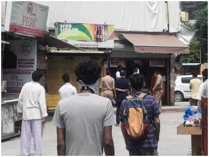 દારૂ ખરીદવા લોકોના ટોળા ઉમટી પડતા આ રાજ્યએ નક્કી કરી મર્યાદા, જાણો એક વ્યક્તિ એક વખતમાં કેટલો દારૂ ખરીદી શકશે Know how much alcohal can buy a person in Uttar Pradesh દારૂ ખરીદવા લોકોના ટોળા ઉમટી પડતા આ રાજ્યએ નક્કી કરી મર્યાદા, જાણો એક વ્યક્તિ એક વખતમાં કેટલો દારૂ ખરીદી શકશે