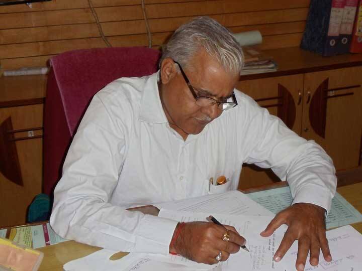 Lockdown 3 : BJP leader LB Pandey demand 658 rupees for go to Gorakhpur from workers in Bharuch ભાજપના નેતાએ ગોરખપુર જતા લોકો પાસે 658 રૂપિયા માંગતા વિવાદ, જાણો વિગત