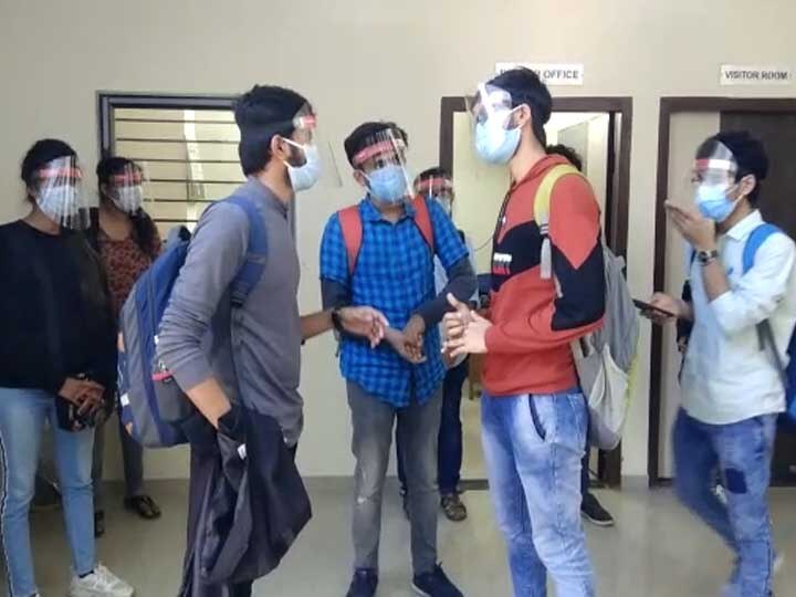 11 Gujarati students arrived Patan from Philippines , all students home quarantine  લોકડાઉન-3 : ફિલિપાઇન્સમાં ફસાયેલા 11 ગુજરાતી વિદ્યાર્થીઓ પહોંચ્યા વતન, જાણો વિગત