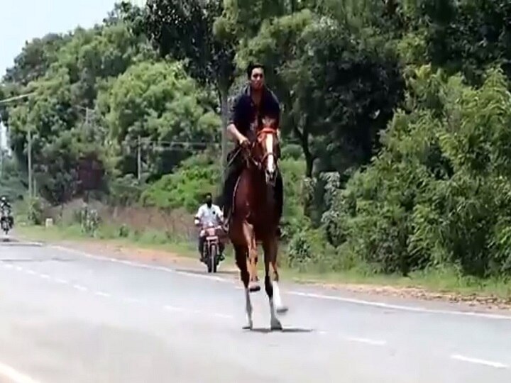 karnataka bjp mla niranjan kumars son riding his horse video viral કર્ણાટક: BJP ધારાસભ્યના પુત્રએ ઉડાવ્યા લોકડાઉનના ધજાગરા, માસ્ક વગર રસ્તા પર કરી ઘોડેસવારી