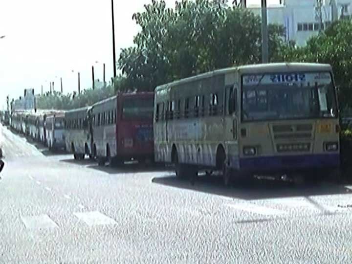 Lockdown 3 : Gujarat govt give many buses for Saurashtra people shift from Surat રાજ્ય સરકારે લોકોને સૌરાષ્ટ્ર મોકલવા રાજ્યભરની બસો સુરતમાં ખડકી દીધી, જાણો વિગત