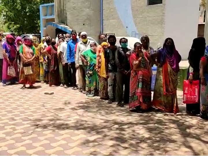 Long line of street vendors and shoppers for issue pass of Lockdown  અમદાવાદઃ શાકભાજી-કરિયાણાની દુકાન માટે પરમીશન લેવા લાગી લાંબી લાઇન, સોશિયલ ડિસ્ટન્સના ઉડ્યા ધજાગરા