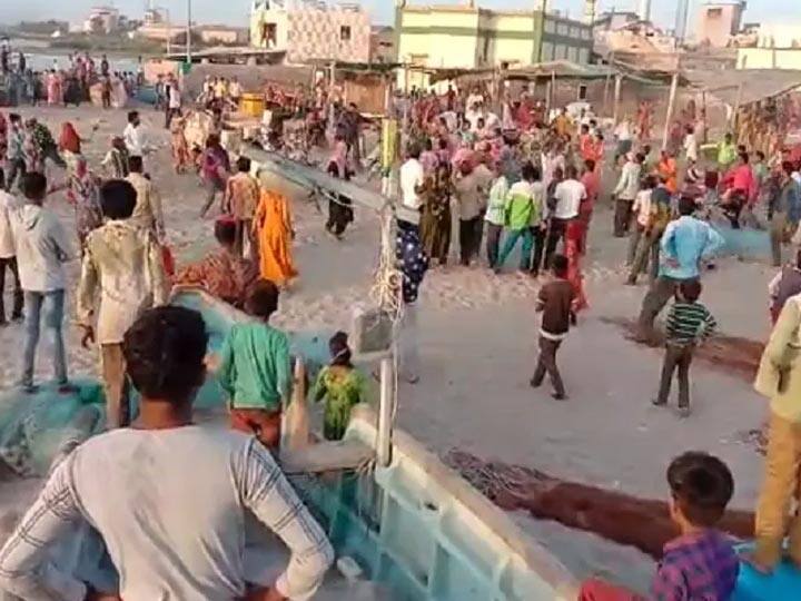 ગીર સોમનાથના સુત્રાપાડામાં માછીમારોના બે જૂથ વચ્ચેના અથડામણમાં એકનું મોત, લોકોનાં ટોળેટોળાં આવ્યાં two group with fighting at Sutrapada in Lockdown ગીર સોમનાથના સુત્રાપાડામાં માછીમારોના બે જૂથ વચ્ચેના અથડામણમાં એકનું મોત, લોકોનાં ટોળેટોળાં આવ્યાં