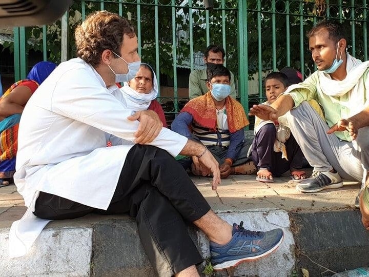 Delhi Congress leader Rahul Gandhi interacted with migrant labourers who were return to their home states દિલ્હી: રાહુલ ગાંધીએ પ્રવાસી મજૂરો સાથે કરી મુલાકાત, ફૂટપાથ પર બેસીને કરી વાતચીત