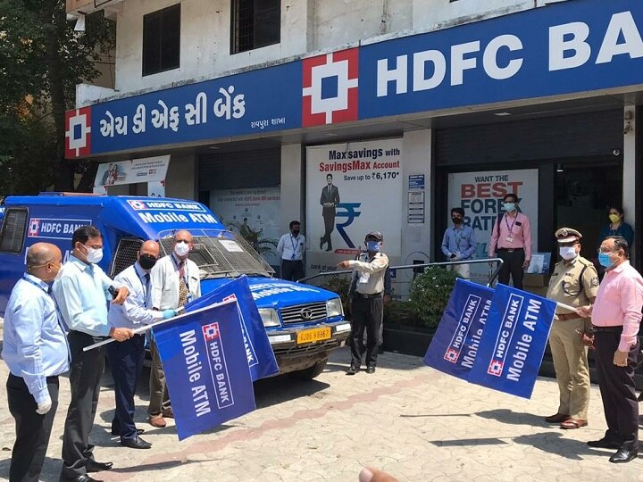 HDFC Bank in collaboration with VMC deploys Mobile ATM in the city વડોદરા મ્યુનિસિપલ કોર્પોરેશનના સહયોગથી HDFC બેન્કે મોબાઇલ ATMની સુવિધા શરૂ કરી