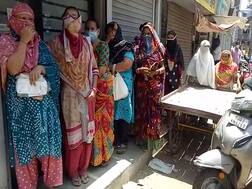 રાજકોટમાં મહિલાઓએ કરિયાણું-શાકભાજી કે દૂધ નહીં આ વસ્તુ લેવા લગાવી લાઇન, જાણીને ચોંકી જશો