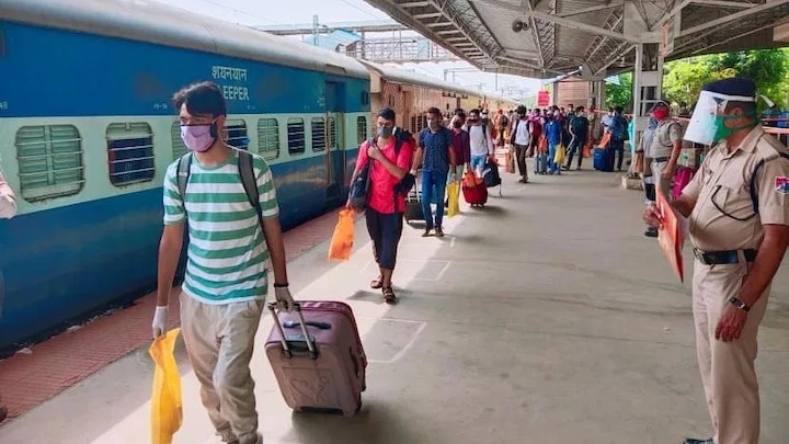 story mha asks states to allow more trains to ferry migrant workers ગૃહ મંત્રાલયનો રાજ્યોને નિર્દેશ, પ્રવાસી શ્રમિકો માટે વધારેમાં વધારે ટ્રેનો દોડાવો