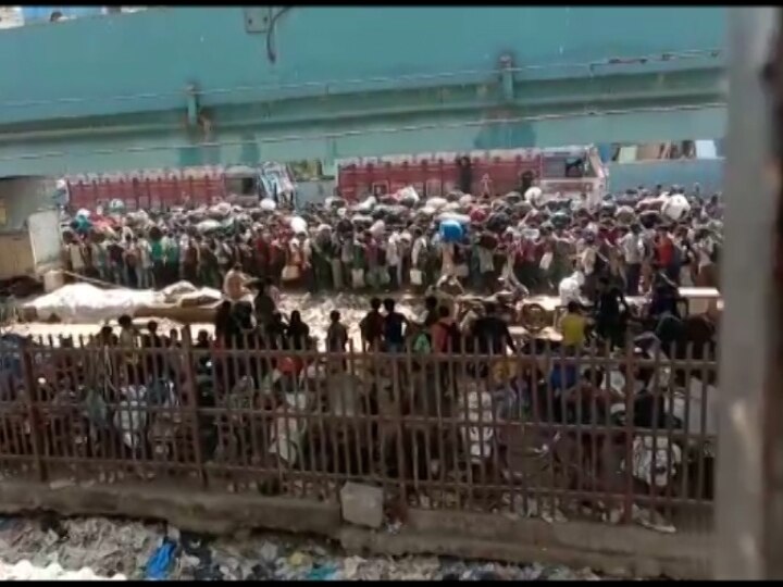 Mumbai bandra railway station thousands of migrant workers gathered again મુંબઈના બાંદ્રા સ્ટેશનમાં ફરી એક વખત હજારોની સંખ્યામાં મજૂરો એકઠા થયા, જાણો વિગત