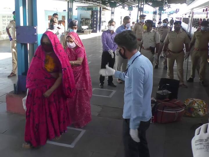 ગુજરાતના આ જિલ્લાની અચાનક વધી ગઈ મુશ્કેલી, મુંબઈથી એકસાથે 1200 લોકો આવ્યા પોતાના વતને અને.... Mumbai People corona report positive in Kutch ગુજરાતના આ જિલ્લાની અચાનક વધી ગઈ મુશ્કેલી, મુંબઈથી એકસાથે 1200 લોકો આવ્યા પોતાના વતને અને....