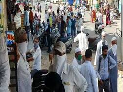 હિંમતનગરમાં પાન-મસાલા-ગુટખાની દુકાનો પર ટોળેટોળાં જામતાં પોલીસે બંધ કરાવવી પડી દુકાનો. જાણો વિગત