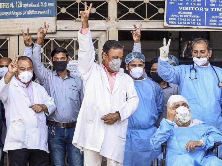 farhan akhtar sent 1000 ppe kit in cama hospital ડૉક્ટરી સ્ટાફની સુરક્ષા માટે આ અભિનેતાએ મુંબઇની કામા હૉસ્પીટલમાં દાન કરી 1000 PPE કિટ