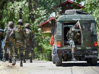 કાશ્મીર: પુલવામામાં CRPF અને પોલીસના કાફલા પર આતંકી હુમલો,એક પોલીસકર્મી શહીદ