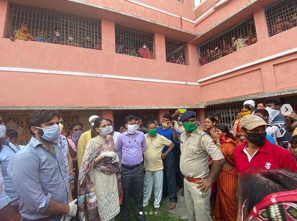  નુસરતે ઈન્સ્ટાગ્રામ પર તસવીરો શેર કરીને લખ્યું કે, ‘મેં મત વિસ્તાર બશીરહાટના અસરગ્રસ્ત વિસ્તારની મુલાકાત લીધી, લોકો સાથે મળી અને તેઓને Minakhan અને Haroa શેલ્ટર હોમ પહોંચાડ્યા, તેમાં અમે બધા સાથે છીએ. ’