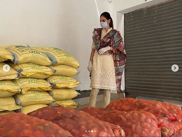  નુસરતે અહીં રાહત સામગ્રી અને ખાવા પીવાનું સામાન પણ લોકો માટે ઉપલબ્ધ કરાવ્યું.