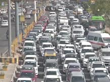 દિલ્હી-ગાઝિયાબાદ બોર્ડર પર ચેકિંગના કારણે લાગી લાંબી લાઈનો, ફક્ત પાસવાળાઓને મળી રહી છે એન્ટ્રી