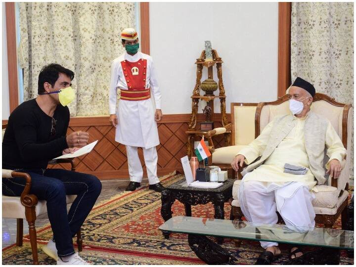 શ્રમિકોને વતન પહોંચાડવાની કામગીરને લઈ એક્ટર સોનુ સૂદની મહારાષ્ટ્રના રાજ્યપાલે કરી પ્રશંસા sonu sood meets maharashtra governor bhagat singh koshyari શ્રમિકોને વતન પહોંચાડવાની કામગીરને લઈ એક્ટર સોનુ સૂદની મહારાષ્ટ્રના રાજ્યપાલે કરી પ્રશંસા