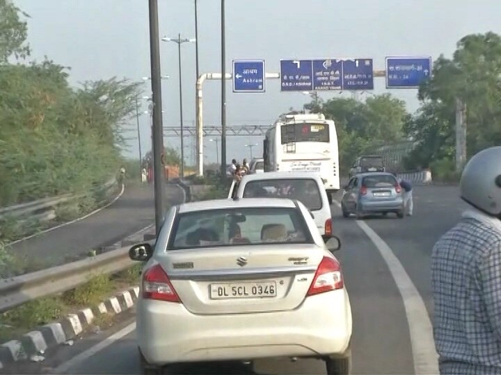 delhi noida border seal and vehicles despite on line કેન્દ્રની છુટછાટો બાદ દિલ્હી-નોઇડા બોર્ડર સીલ, વાહનોની લાગી લાંબી લાઇનો