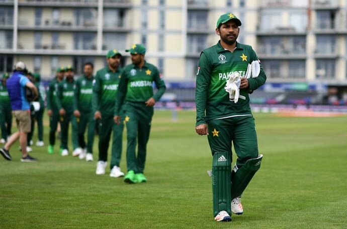 Pak cricketer Waqar Younis says some hacked his Twitter account પાકિસ્તાનના મહાન ક્રિકેટરે પોર્ન વીડિયોને લાઈક કરતાં ખળભળાટ, જાણો ક્રિકેટરે શું કર્યો બચાવ?