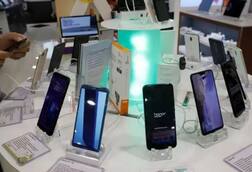 કોરોનાએ આપ્યો સ્માર્ટફોન બજારને ઝટકો, વેચાણમાં થઈ શકે છે મોટો ઘટાડો