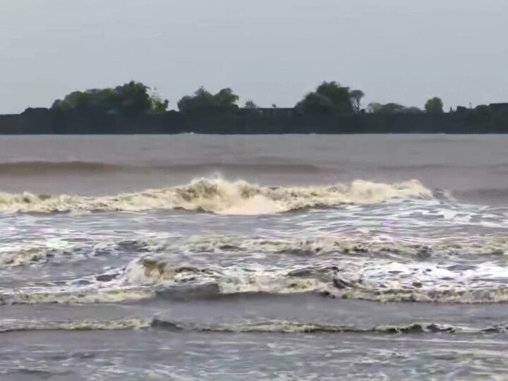 cyclone nisarg cargo plane slipped on mumbai airport runway aircraft movement halted till 7 pm નિસર્ગ વાવાઝોડું: મુંબઈ એરપોર્ટના રનવે પર કાર્ગો પ્લેન થયું સ્લિપ, વિમાનોની અવર જવર પર સાંજે 7 વાગ્યા સુધી રોક લગાવાઈ