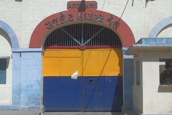 રાજકોટમાં સેન્ટ્રલ જેલમાંથી કેદી પાસેથી મળી આવ્યા બે મોબાઈલ ફોન રાજકોટમાં સેન્ટ્રલ જેલમાંથી કેદી પાસેથી મળી આવ્યા બે મોબાઈલ ફોન