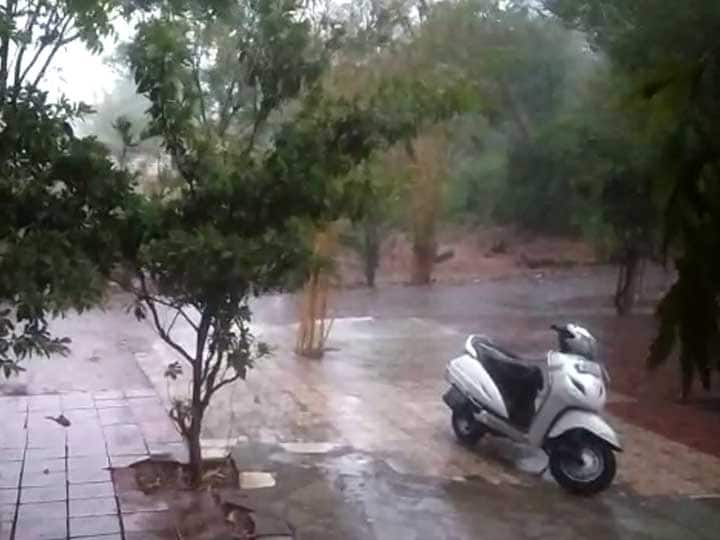 સાણંદમાં વરસાદની ધમાકેદાર એન્ટ્રી, ખેતર-રસ્તા પર ભરાયા પાણી, જાણો વિગત Heavy rainfall start in Sanand , also change atmosphere in Ahmedabad સાણંદમાં વરસાદની ધમાકેદાર એન્ટ્રી, ખેતર-રસ્તા પર ભરાયા પાણી, જાણો વિગત