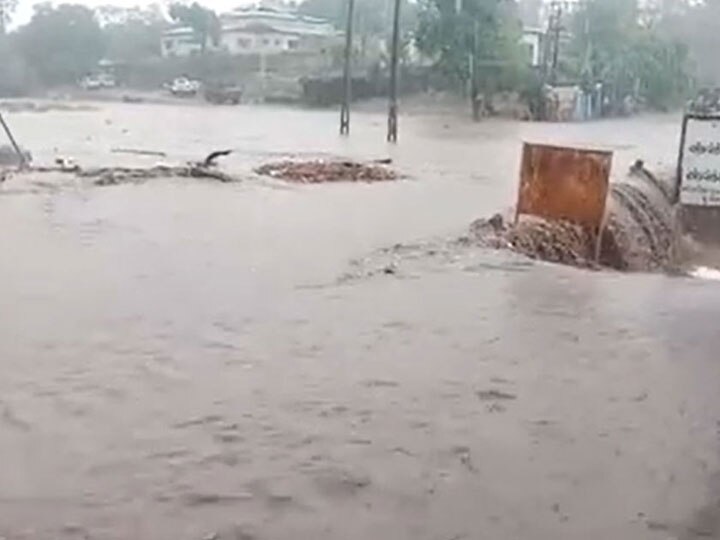 9 Inch rain in Umarpada at Surat દક્ષિણ ગુજરાતના આ શહેરમાં માત્ર ત્રણ કલાકમાં જ અધધ 9 ઈંચ વરસાદ ખાબક્યો, નદી-નાળા છલકાતાં લોકો જોવા ઉમટ્યાં