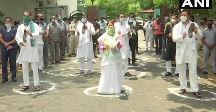 Patna: RJD leader  Rabri Devi clang utensils to protest against Home Minister Amit Shah's virtual rally બિહારમાં અમિત શાહની વર્ચુઅલ રેલીનો રાબડી દેવી અને તેજસ્વી યાદવે કર્યો અનોખી રીતે વિરોધ, જાણો વિગત