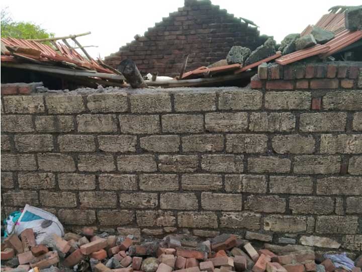 Home collapse in Amreli, family members injured  અમરેલીઃ પરિવાર ઘરમાં સૂતો હતો અને ભારે વરસાદને કારણે મકાન થયું ધરાશાયી, જાણો વિગત