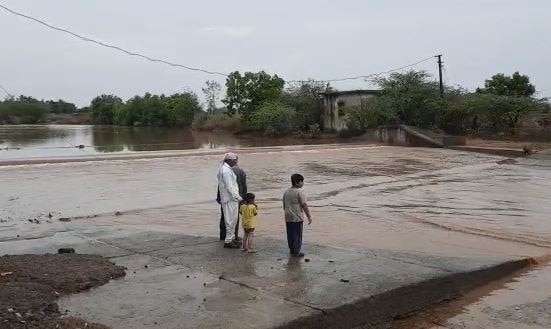 Heavy rainfall in vinjalpar village khambhaliya devbhumi dwarka દેવભૂમિ દ્વારકા: ખંભાળિયાના વિંઝલપર ગામમાં આભ ફાટ્યું, ચાર ચેકડેમ થયા ઓવરફ્લો