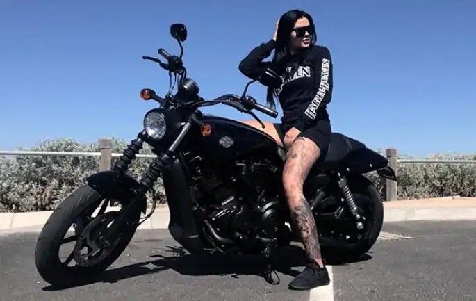 hot australian Supercar racer Renee Gracie turns porn star પૈસાની કમી સામે ઝઝૂમી રહેલી આ હૉટ મહિલા રેસર બની ગઇ પોર્ન સ્ટાર, જાણો વિગતે